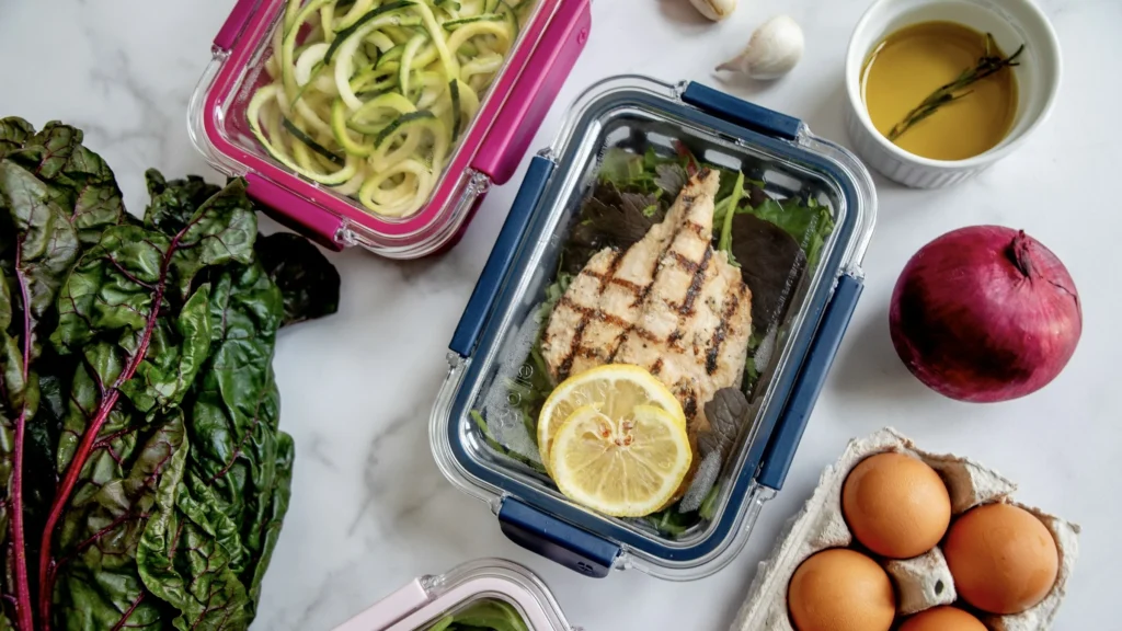 This image shows a prime example of a meal prep container that has the optimal key features