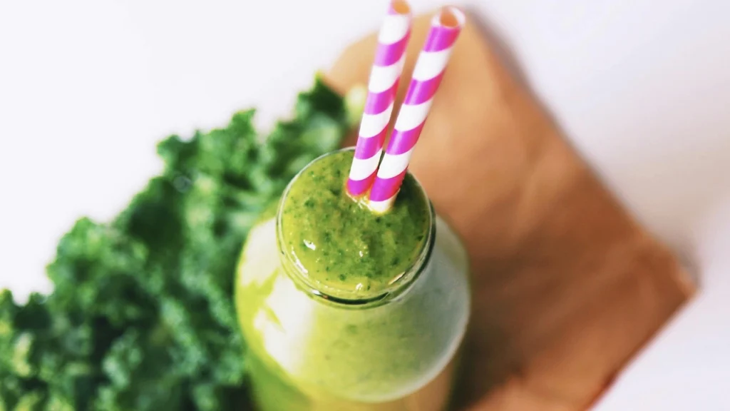 A nice picture of a green smoothie as an inspiration for meal prep recipes for breakfast