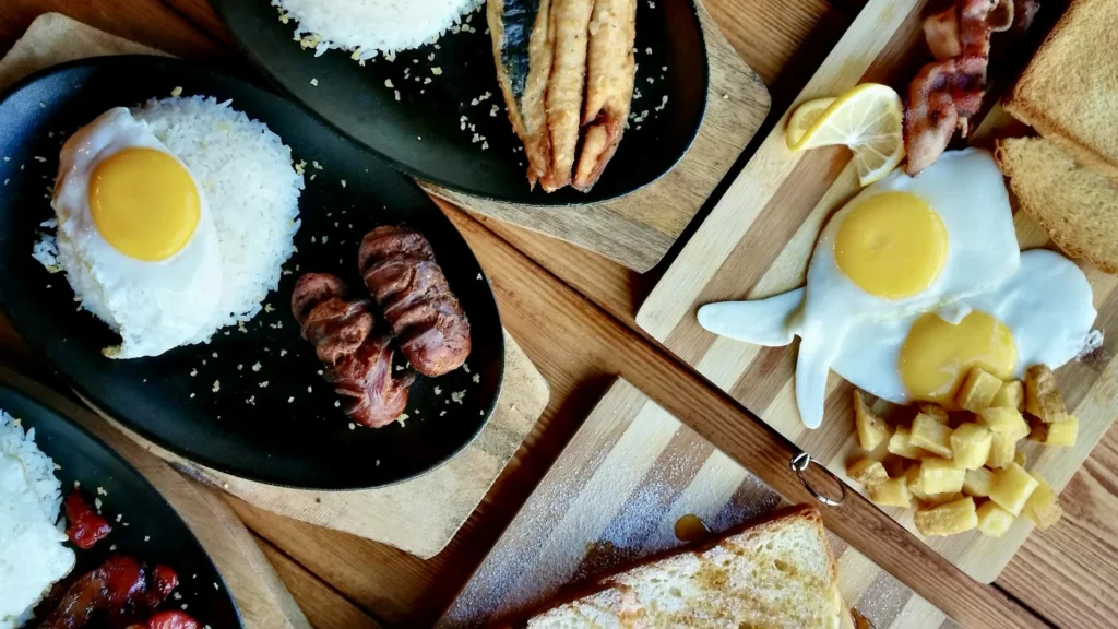 A variety of high protein and carb-heavy meals - an image fitting of meal prep recipes for breakfast